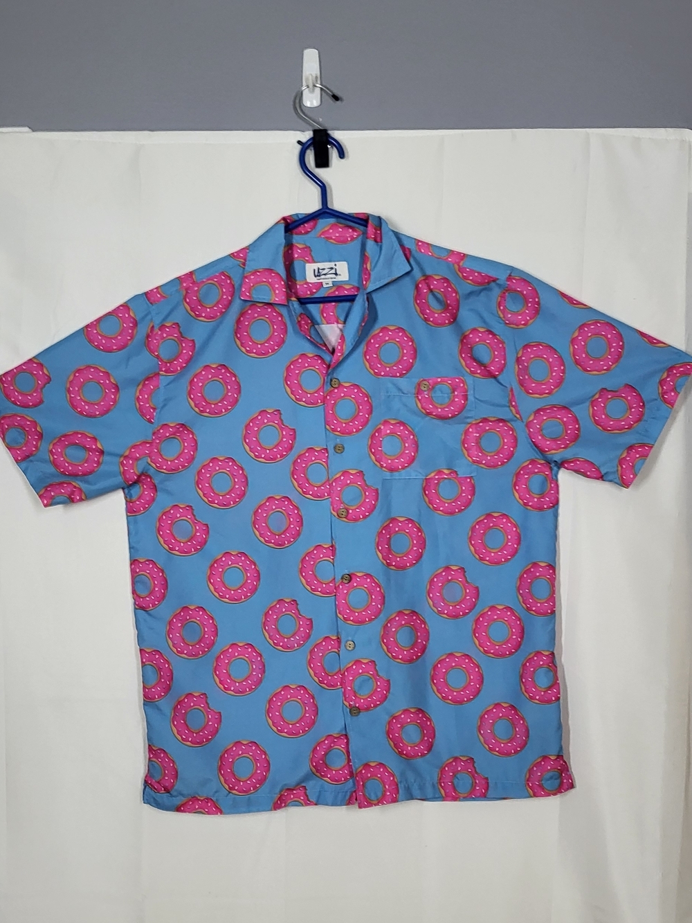 Casual Short-Sleeve Blue Button-Down Shirt with Pink Donut Print
